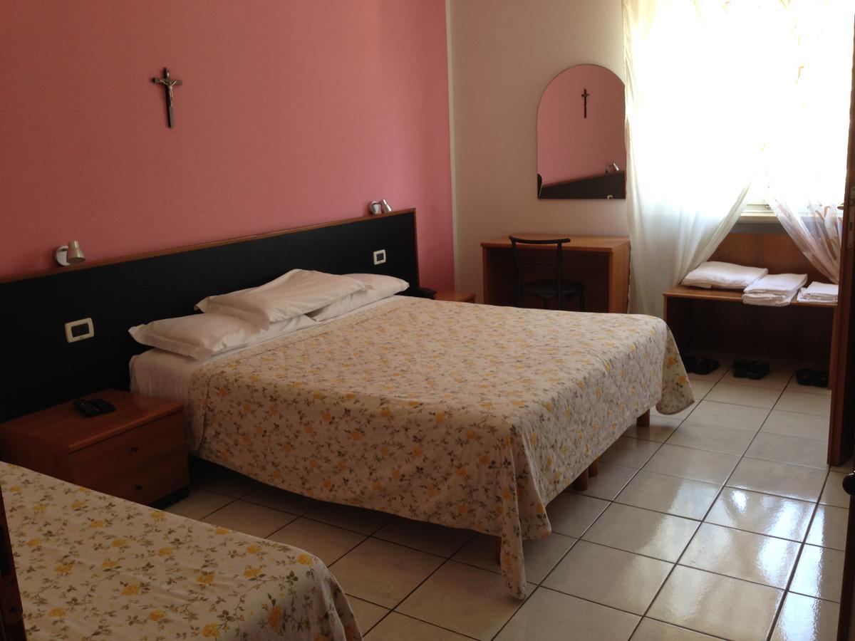 Lo Scoglio Hotel Кастелнуово дел Гарда Екстериор снимка